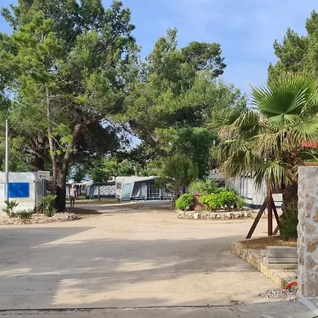 אתר קמפינג Adria Caravan *